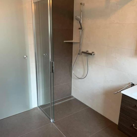 Bild enthält, Indoors, Bathroom, Room, Shower