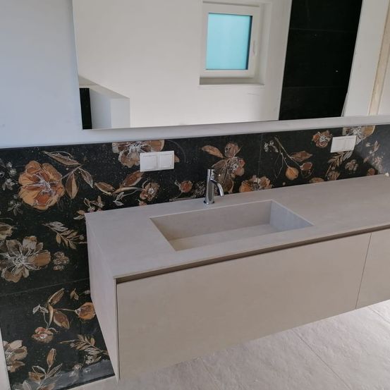 Bild enthält, Basin, Sink, Sink Faucet