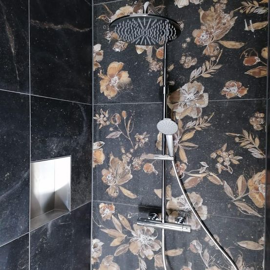 Bild enthält, Indoors, Bathroom, Room, Blade, Dagger, Knife, Weapon, Shower