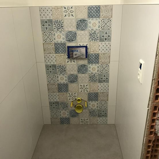 Bild enthält, Floor, Indoors, Interior Design, Tile