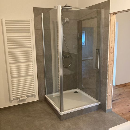 Bild enthält, Indoors, Bathroom, Room, Shower