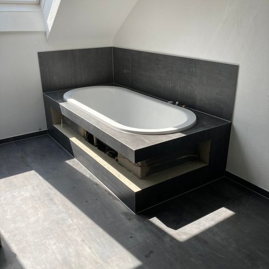 Bild enthält, Tub, Bathing, Bathtub, Person, Floor, Indoors, Interior Design