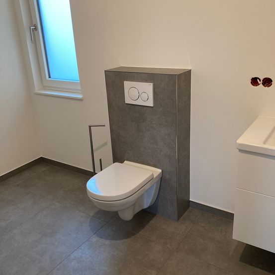 Bild enthält, Corner, Floor, Bathroom, Indoors, Room, Toilet