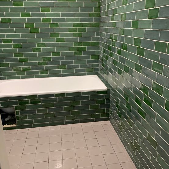 Bild enthält, Floor, Indoors, Interior Design, Tile, Bathing, Bathtub, Person, Tub