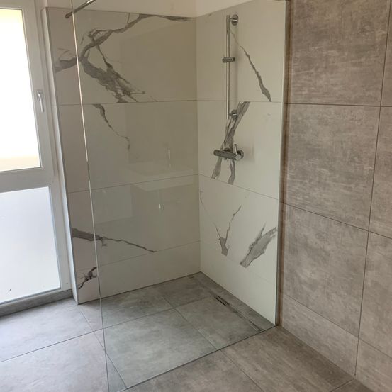 Bild enthält, Indoors, Floor, Bathroom, Room, Shower, Person