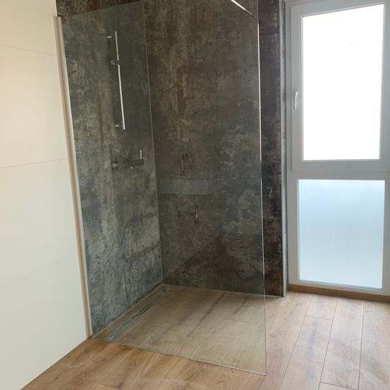 Bild enthält, Floor, Indoors, Interior Design, Flooring, Bathroom, Room, Shower