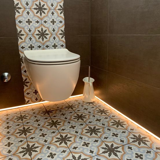 Bild enthält, Floor, Flooring, Indoors, Interior Design, Tile, Bathroom, Room, Toilet, Home Decor