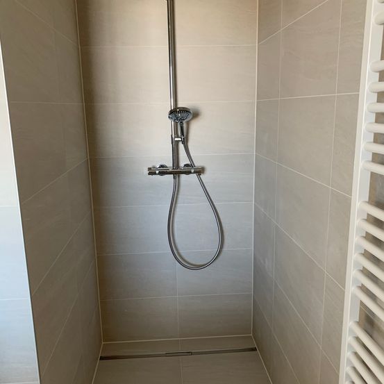 Bild enthält, Indoors, Bathroom, Room, Shower