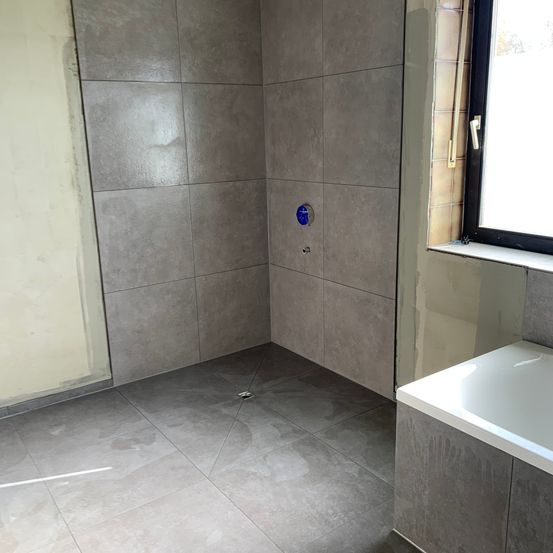 Bild enthält, Floor, Flooring, Indoors, Interior Design, Bathroom, Room