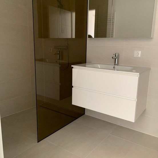 Bild enthält, Floor, Sink, Sink Faucet, Corner, Basin, Indoors, Flooring, Bathing