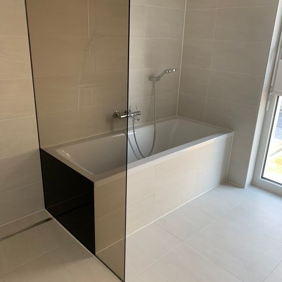 Bild enthält, Bathing, Bathtub, Person, Tub, Floor, Indoors, Interior Design