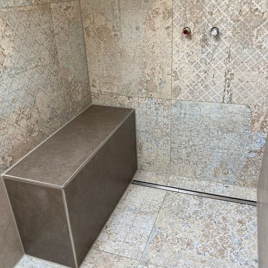 Bild enthält, Floor, Flooring, Tile, Indoors