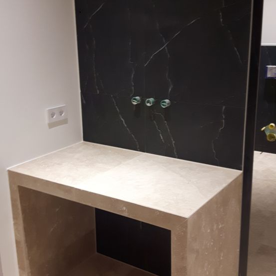 Bild enthält, Furniture, Table, Indoors, Interior Design, Plywood, Wood, Desk, Floor, Flooring, Tabletop