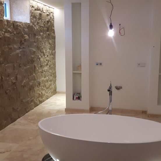 Bild enthält, Indoors, Interior Design, Bathing, Bathtub, Tub, Floor, Building, Flooring, Wall, Bathroom