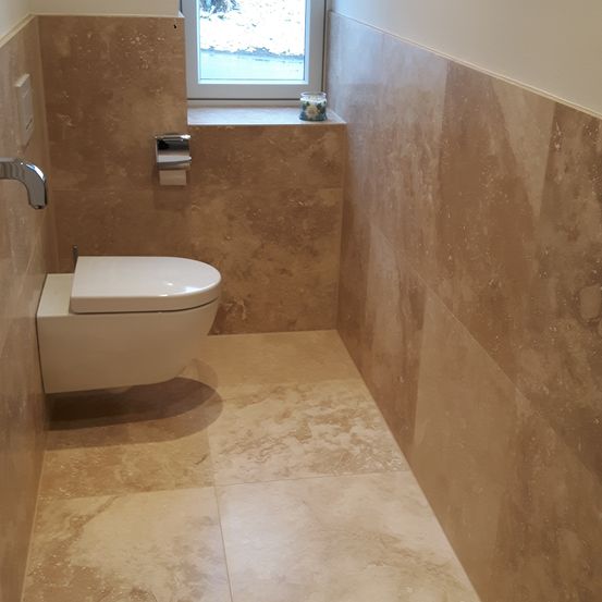 Bild enthält, Floor, Flooring, Indoors, Interior Design, Bathroom, Room, Toilet, Sink, Sink Faucet, Tile