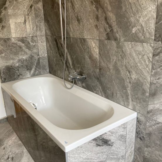 Bild enthält, Basin, Bathing, Tub, Bathroom, Indoors, Room, Shower Faucet, Bathtub, Person