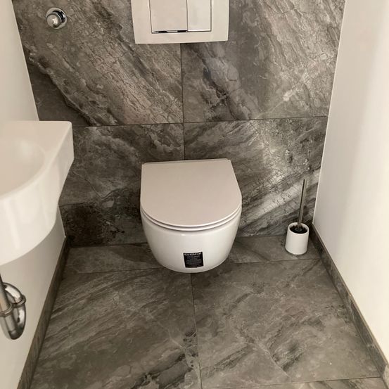 Bild enthält, Floor, Basin, Electrical Device, Switch, Indoors, Bathroom, Room, Toilet