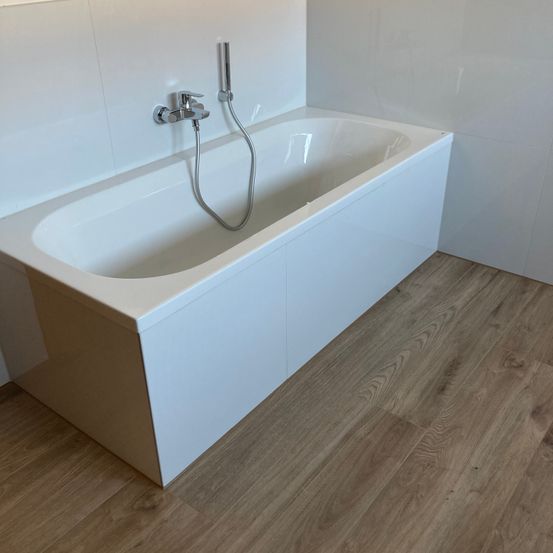 Bild enthält, Bathing, Bathtub, Person, Tub, Basin, Indoors, Interior Design, Wood, Hardwood