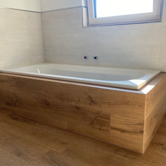 Bild enthält, Tub, Bathing, Bathtub, Person, Indoors, Interior Design, Wood