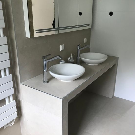 Bild enthält, Basin, Sink, Sink Faucet