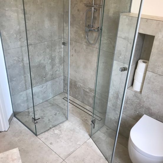 Bild enthält, Indoors, Bathroom, Room, Floor, Toilet, Shower, Sink