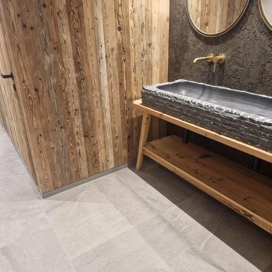 Bild enthält, Indoors, Interior Design, Floor, Wood, Wood Panels, Flooring, Hardwood, Stained Wood, Tub