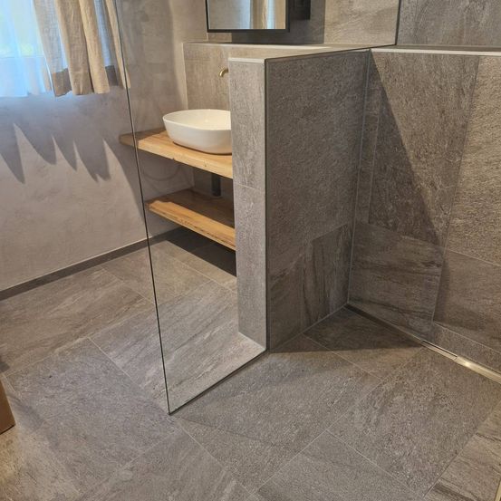 Bild enthält, Floor, Flooring, Sink, Indoors, Interior Design