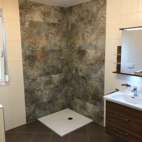 Bild enthält, Indoors, Interior Design, Sink, Sink Faucet, Floor, Bathroom, Room