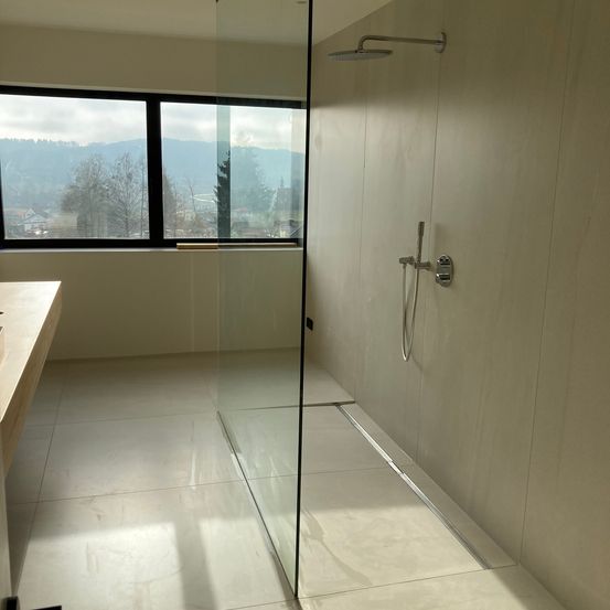 Bild enthält, Floor, Indoors, Bathroom, Room, Shower Faucet, Flooring, Shower, Bathing