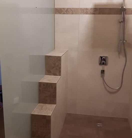 Bild enthält, Indoors, Bathroom, Room, Interior Design, Architecture, Building, House, Housing, Staircase, Shower