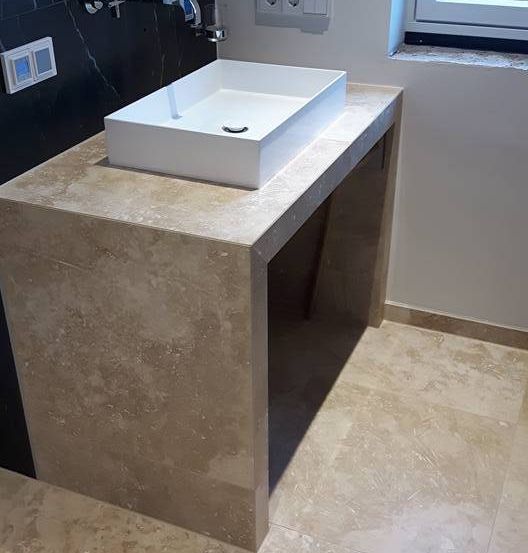 Bild enthält, Basin, Floor, Sink, Sink Faucet