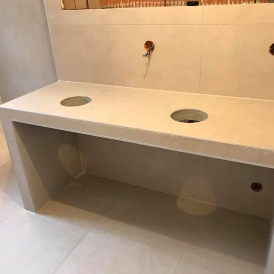 Bild enthält, Furniture, Table, Animal, Invertebrate, Spider, Wood, Desk