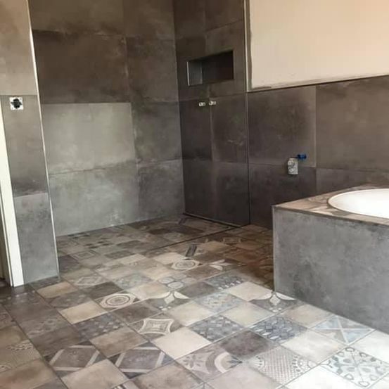 Bild enthält, Floor, Flooring, Sink, Tile, Indoors