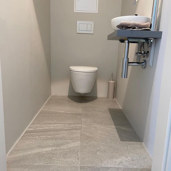 Bild enthält, Floor, Flooring, Electrical Device, Switch, Bathroom, Indoors, Room, Toilet