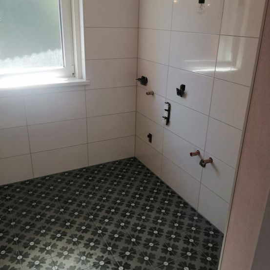 Bild enthält, Floor, Indoors, Bathroom, Room