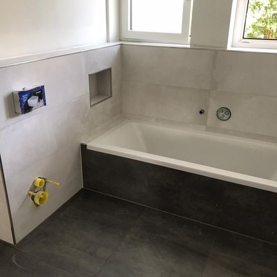 Bild enthält, Bathing, Tub, Bathtub, Person, Floor, Indoors