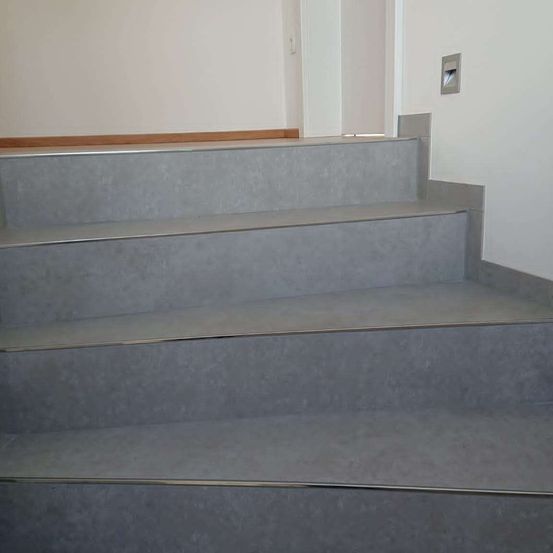 Bild enthält, Architecture, Building, House, Housing, Staircase, Floor, Window, Windowsill, Flooring