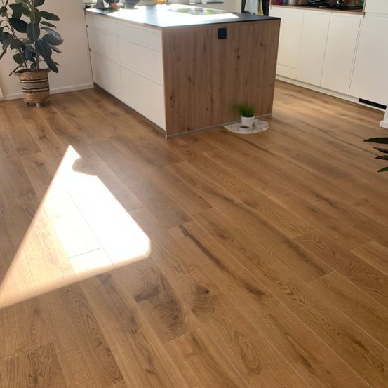 Bild enthält, Floor, Hardwood, Indoors, Interior Design, Wood, Flooring, Stained Wood, Kitchen, Kitchen Island