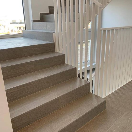 Bild enthält, Wood, House, Housing, Staircase, Hardwood, Stained Wood, Indoors, Interior Design, Floor, Foyer