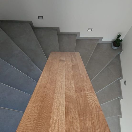 Bild enthält, Indoors, Interior Design, Wood, Hardwood, Floor, Stained Wood, House, Housing, Staircase, Plant