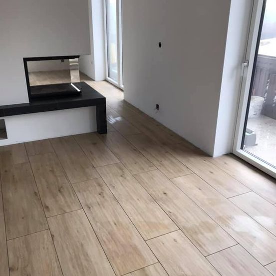 Bild enthält, Floor, Flooring, Indoors, Interior Design, Wood, Hardwood, Stained Wood