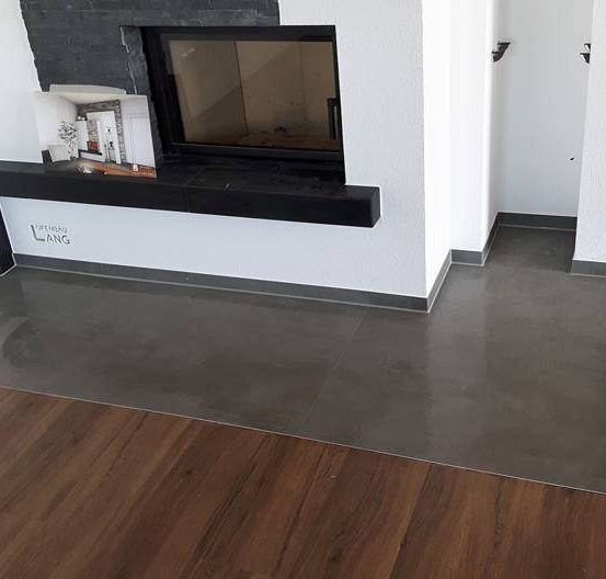 Bild enthält, Floor, Flooring, Indoors, Interior Design, Wood, Hardwood, Fireplace, Stained Wood