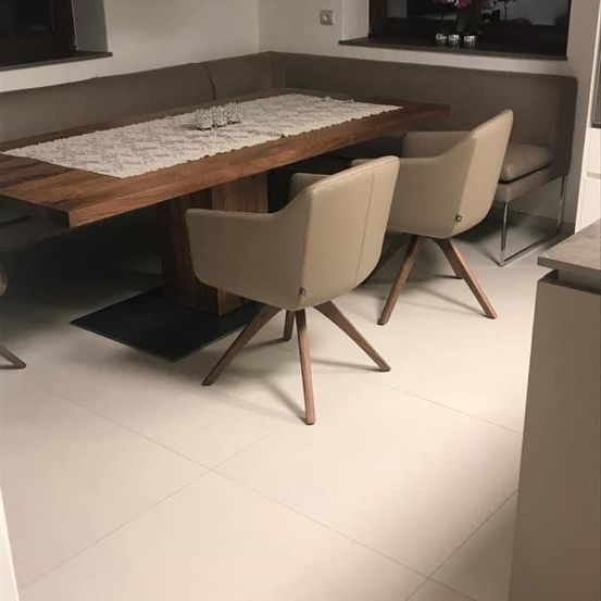 Bild enthält, Floor, Furniture, Table, Tabletop, Chair, Indoors, Interior Design, Dining Table