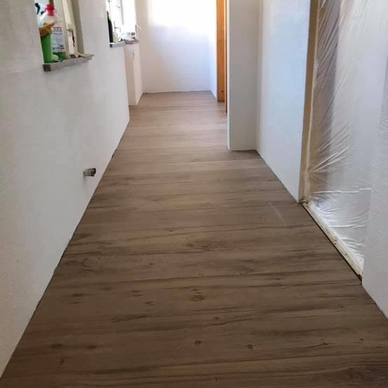 Bild enthält, Floor, Flooring, Indoors, Interior Design, Wood, Hardwood, Stained Wood