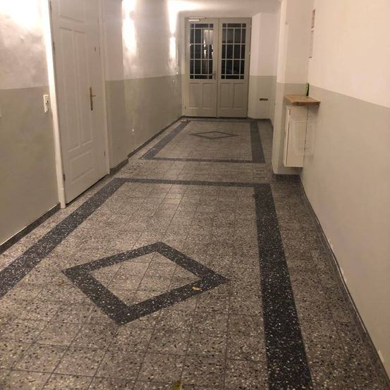 Bild enthält, Floor, Flooring, Architecture, Building, Indoors, Door