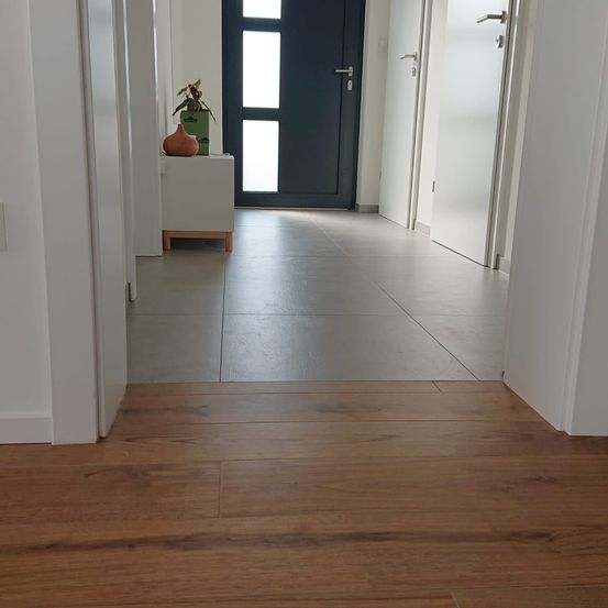 Bild enthält, Floor, Flooring, Wood, Indoors, Interior Design, Hardwood, Stained Wood