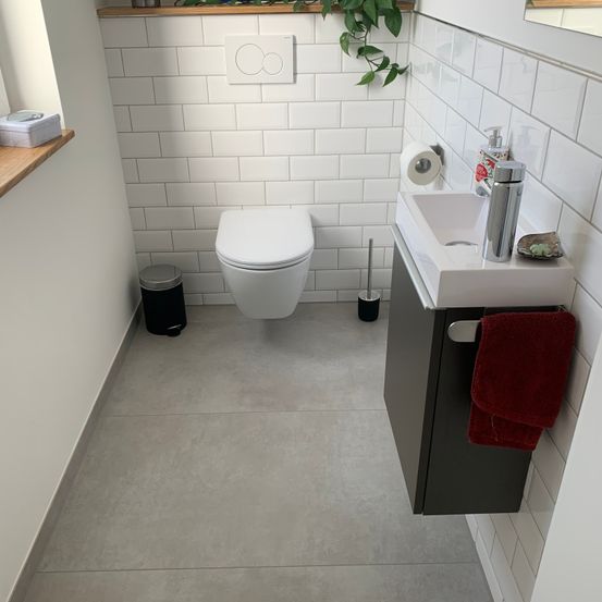 Bild enthält, Floor, Flooring, Indoors, Plant, Bathroom, Room, Toilet