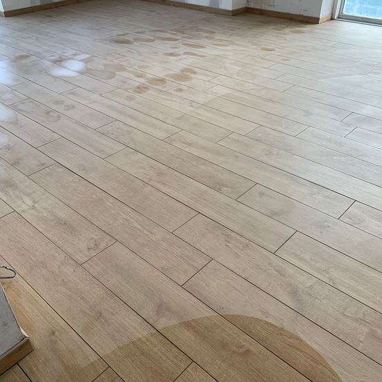 Bild enthält, Floor, Flooring, Indoors, Interior Design, Wood, Hardwood