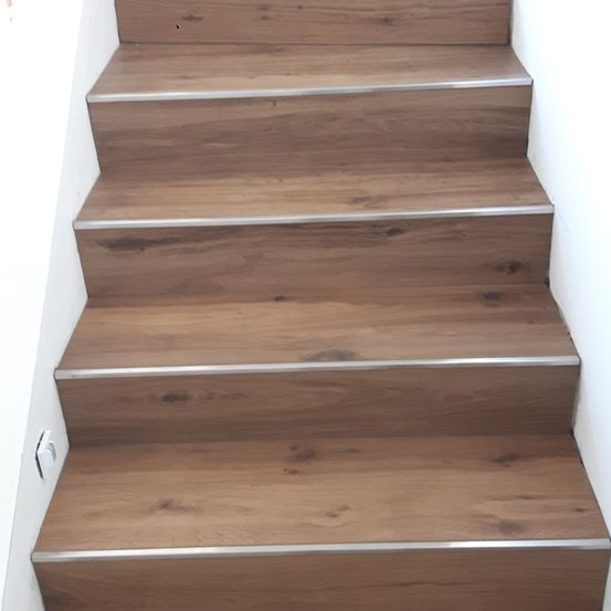 Bild enthält, Hardwood, Wood, Stained Wood, House, Housing, Staircase, Indoors, Interior Design, Floor, Flooring