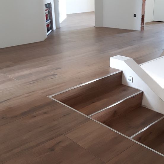 Bild enthält, Floor, Flooring, Wood, Indoors, Interior Design, Hardwood, Stained Wood